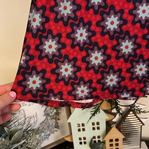 LULAROE Classic Tee Red/Navy Blue/Purple/Lt. Blue Floral Pattern Sz Large, GUC. - Picture 5 of 8